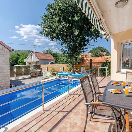 Casa de Férias In Primorski Dolac