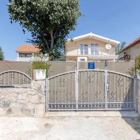 Nice Home In Primorski Dolac *